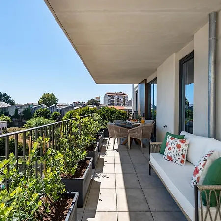 Bonfim Living - Great Location, Al Fresco Dining And Free Private Parking *